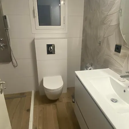 Kostas Lux *